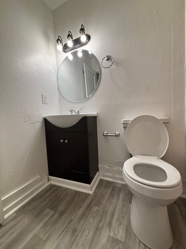 Building Photo - 2 bedroom 2 full bath 1 car garage availab...