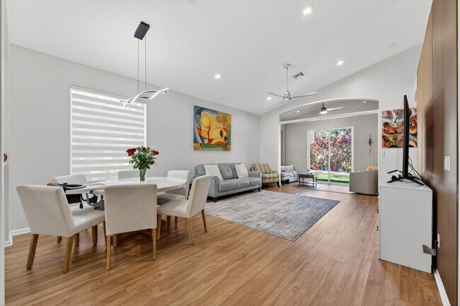 Building Photo - 6689 Southport Dr