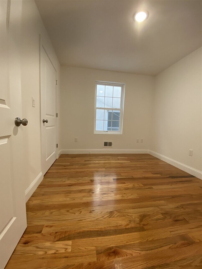 Building Photo - 55 63rd St