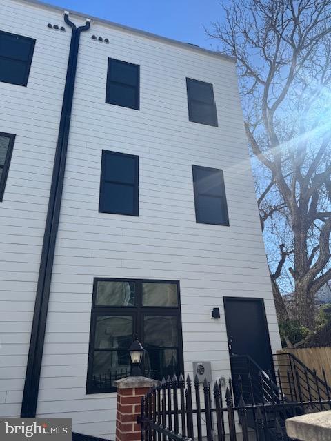 Building Photo - 3077 Salmon St