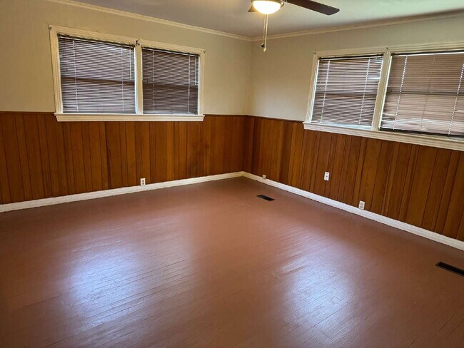 Building Photo - "Charming 2-Bed Home with Gleaming Hardwood Floors in Central Lubbock – 1274 Sq. Ft. of Cozy Livi...