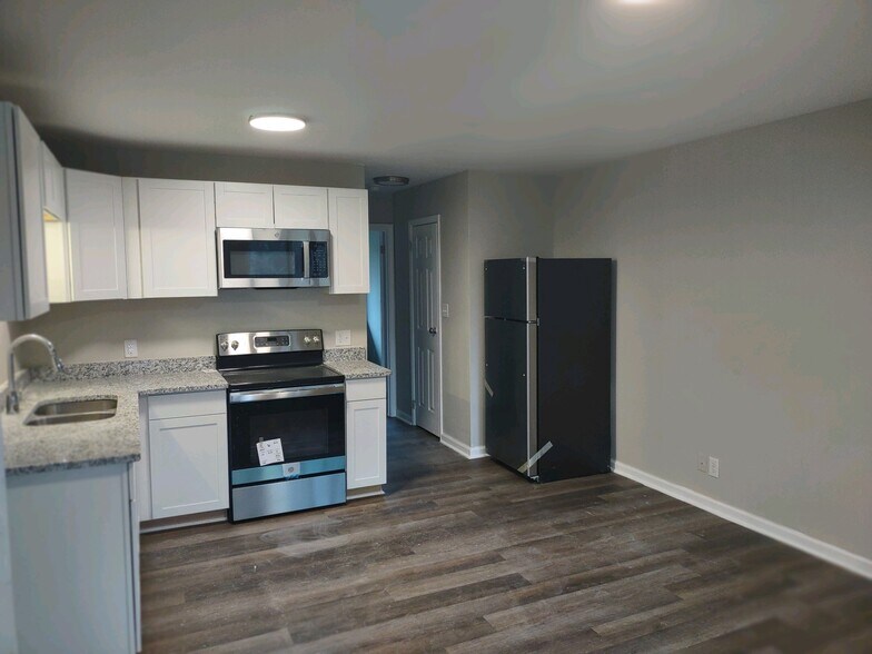 Building Photo - Cozy Apartment--Central Location!