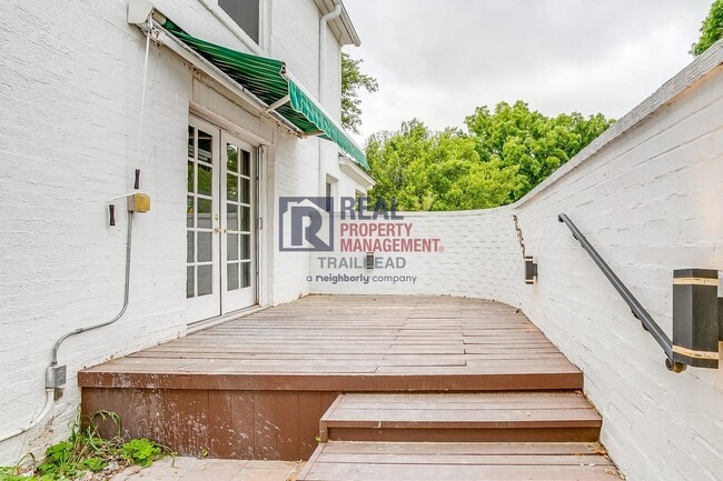 Building Photo - Charming Monticello Townhome – 4 Beds, Updated Kitchen & On-Site Parking