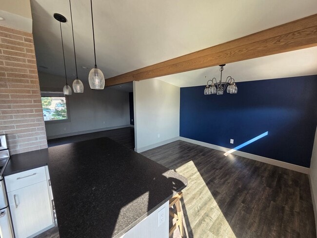 Building Photo - 3Bedroom, 2.5 Bath Mid Century Modern Home...