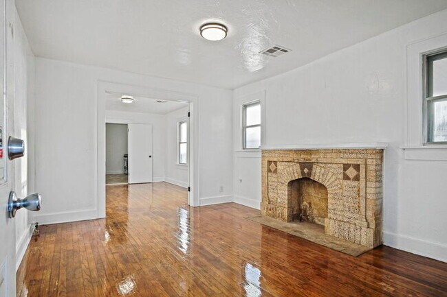 Building Photo - 1524 NE 8th St