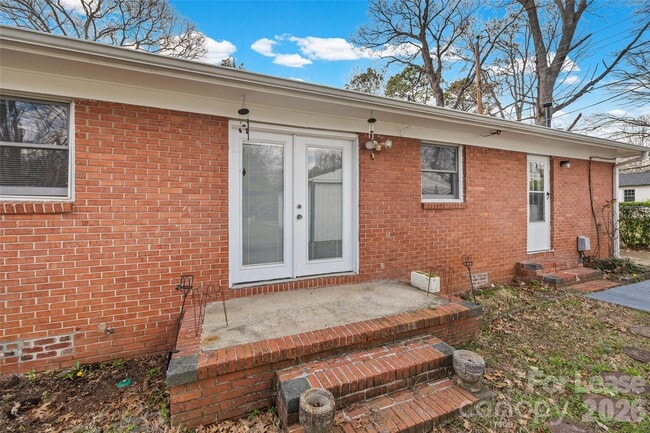 Building Photo - 1037 Stoneybrook Ln