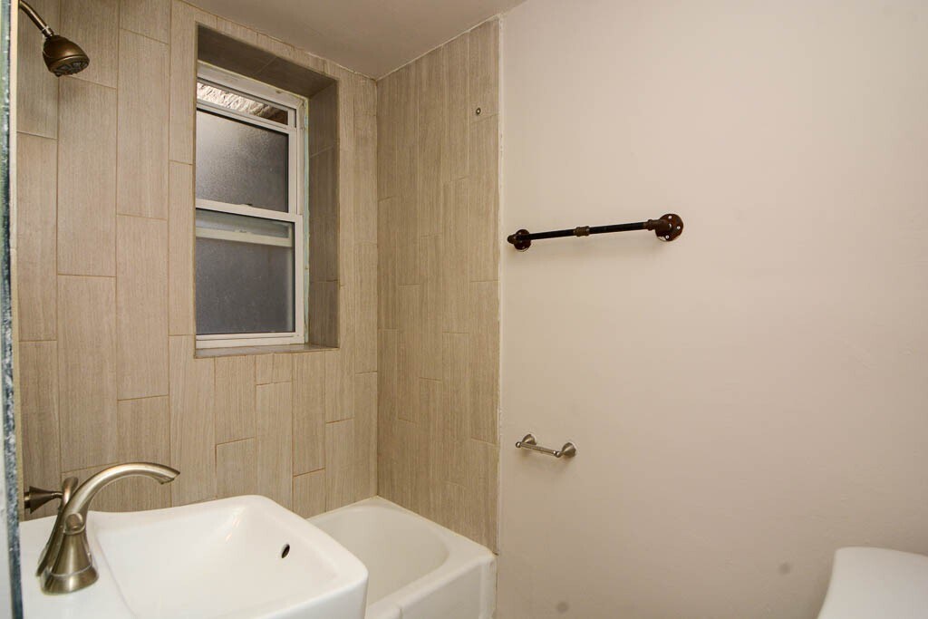 Building Photo - 511 W Belmont Ave