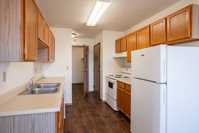 Fargo, ND Fieldstone Apartments | 21A | Kitchen - Fieldstone