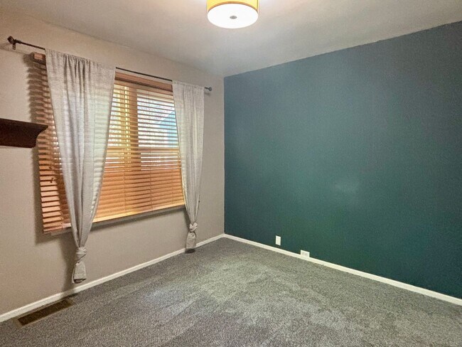Building Photo - 3 bedroom 2 bath home centrally located!