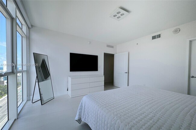 Building Photo - 400 Sunny Isles Blvd