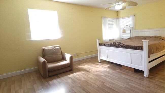 Building Photo - 400 Sunset Dr