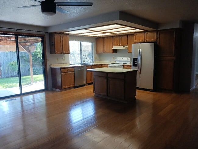 Building Photo - Introducing a meticulously maintained 3 bedroom, 2 bath gem!