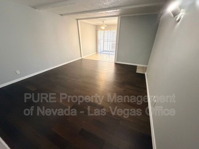 Building Photo - 1405 E Vegas Valley Dr