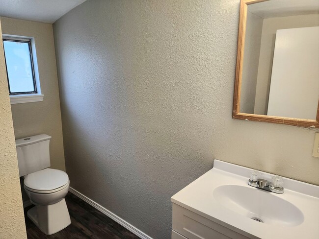 Building Photo - 905/907 N Ave K - duplex