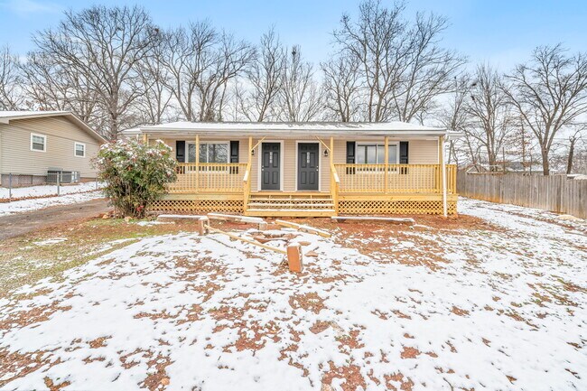 Building Photo - 411 Cherokee Heights Dr