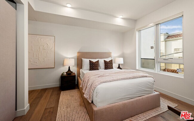 Building Photo - 505 S Barrington Ave