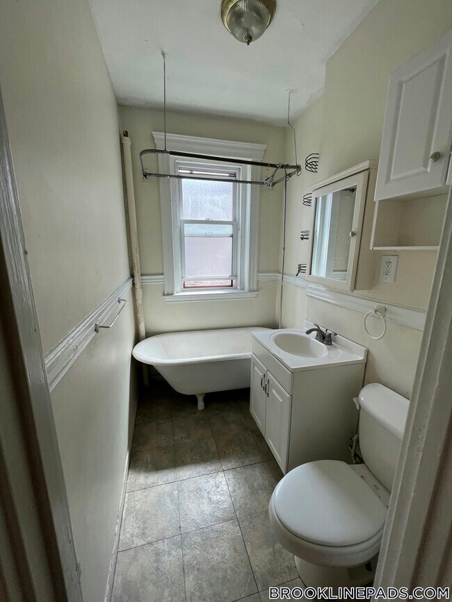 Building Photo - 364 Riverway