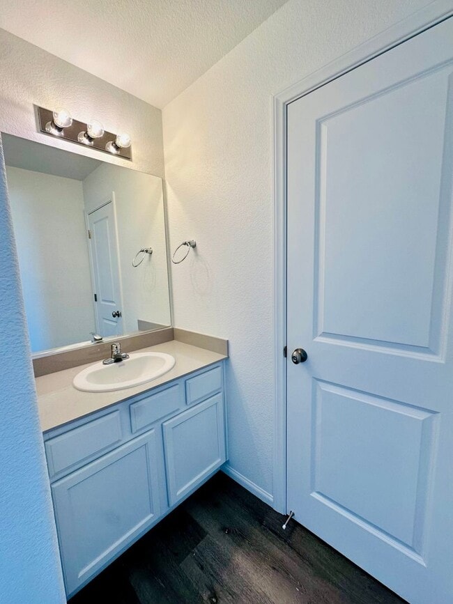Building Photo - Charming Newer 3 bedroom House
