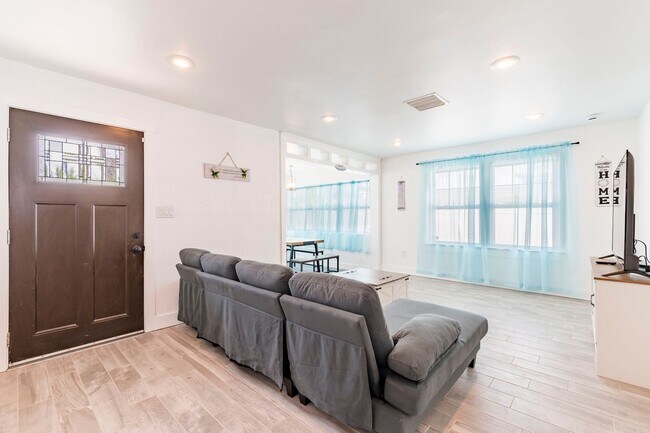 Building Photo - Fully Renovated Beachside Beauty – Walk to the Sand