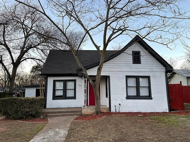 Building Photo - 704 Williams Ave