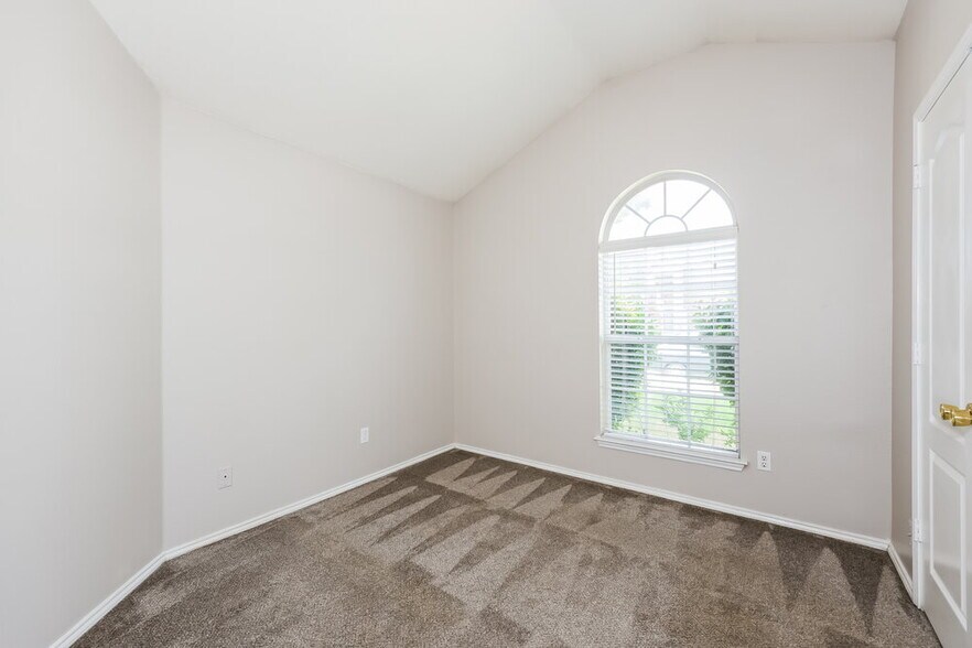 Building Photo - 2268 Bresee Dr