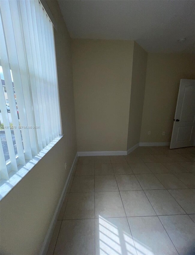 Building Photo - 1661 SE 29th Ct