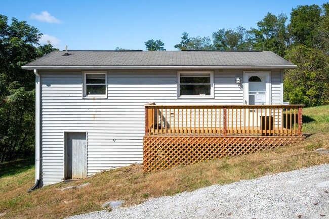 Building Photo - Updated 2 bedroom 1 bath in Fairlawn VA