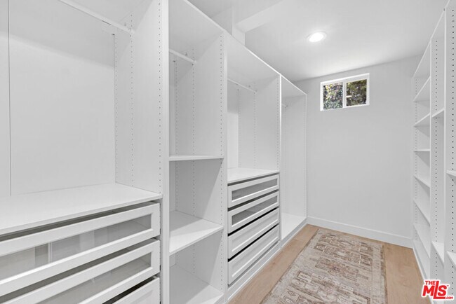 Building Photo - 418 N Bowling Green Way