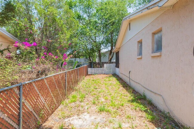 Building Photo - 8253 Redfield Dr