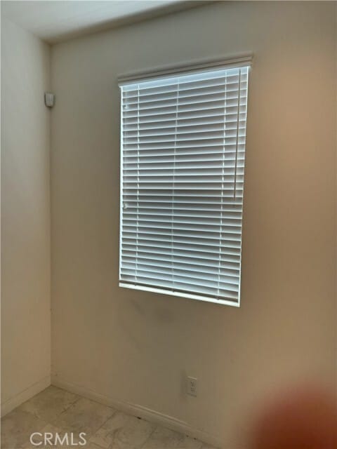 Building Photo - 913 E 2nd St