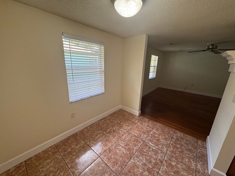 Building Photo - 6807 S Juanita St