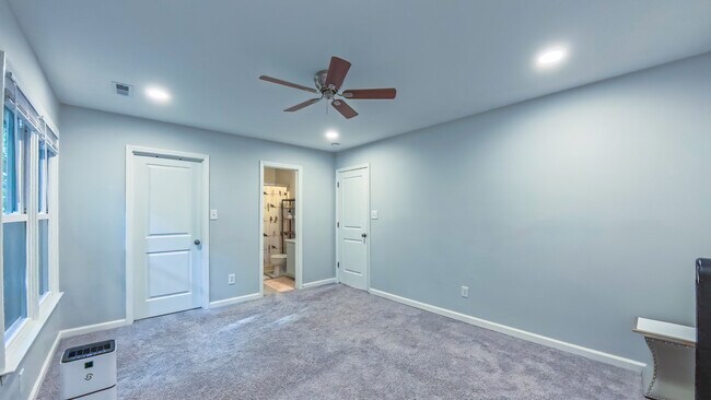 Bedroom #1 on 2nd floor, custom walk-in closet and full bathroom - 107 Abbots Glen Ct