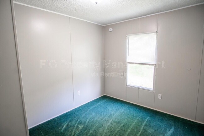 Building Photo - 821 Hillvale Rd