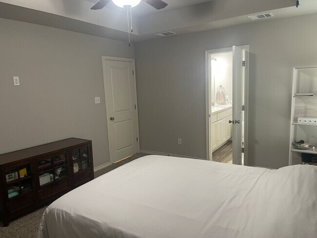 Building Photo - Bryan - 3 Bedroom / 2 Bath / 2 car garage / fenced in back yard.