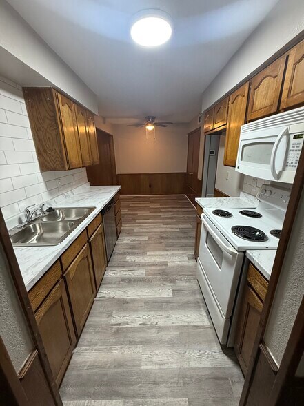 Kitchen - 1401 Lackey Ct