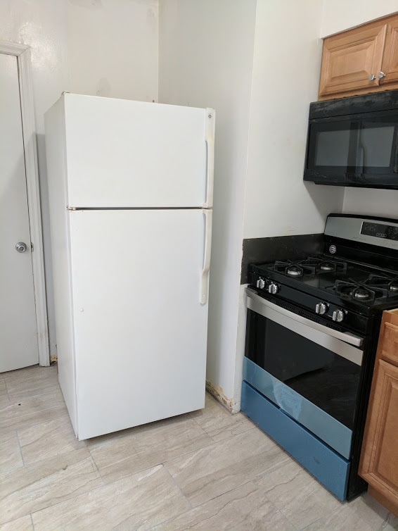 Building Photo - Check out this Totally Updated First Floor Duplex! 2BR+Den