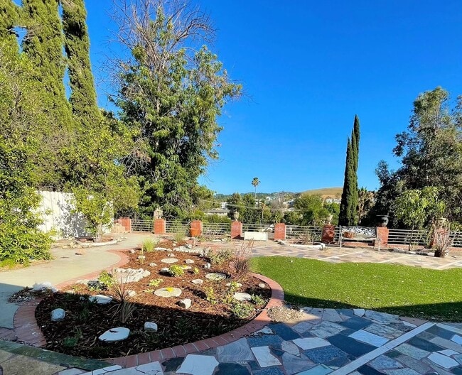 Building Photo - Stunning Woodland Hills Home with Sweeping Views