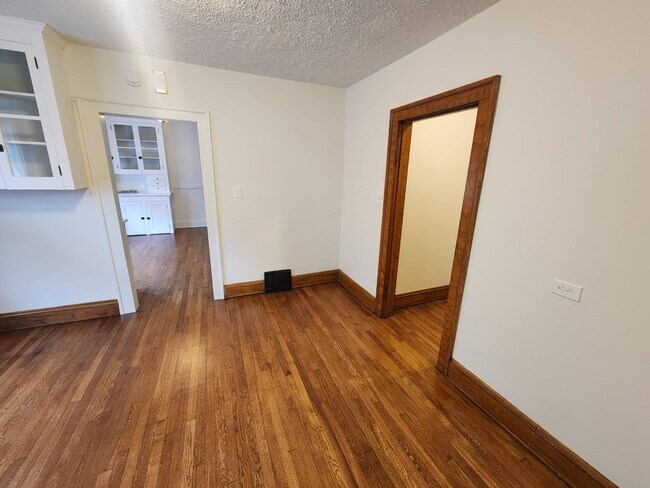 Building Photo - 2033 Robin St