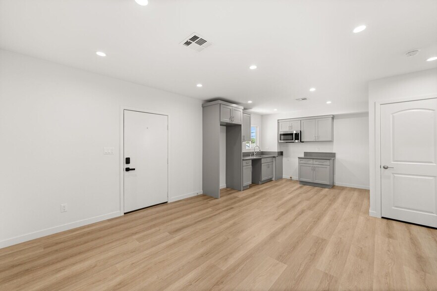 Building Photo - 4700 S Gramercy Pl