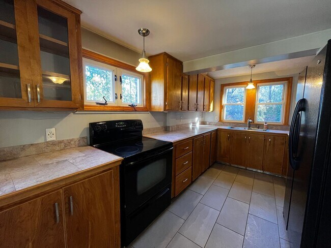 Building Photo - Charming 2 Bedroom Home