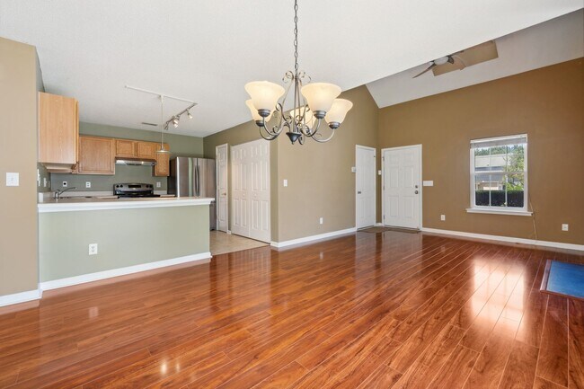 Building Photo - *Applications Pending* Available Now! 3-be...