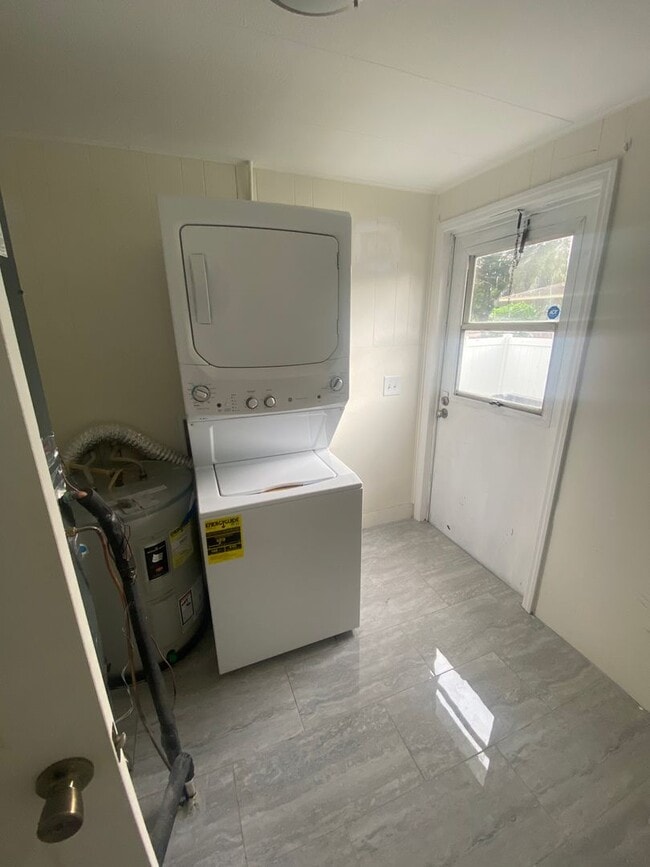 Building Photo - 3 bed, 1 Bath St. Petersburg FL