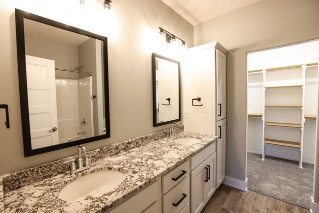 Building Photo - Luxury Townhome