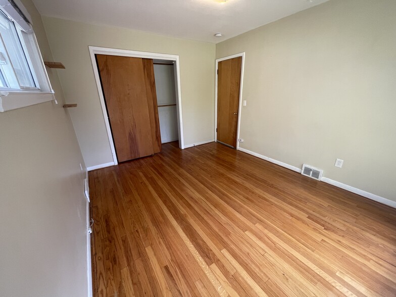 Building Photo - 406 Catalpa Dr