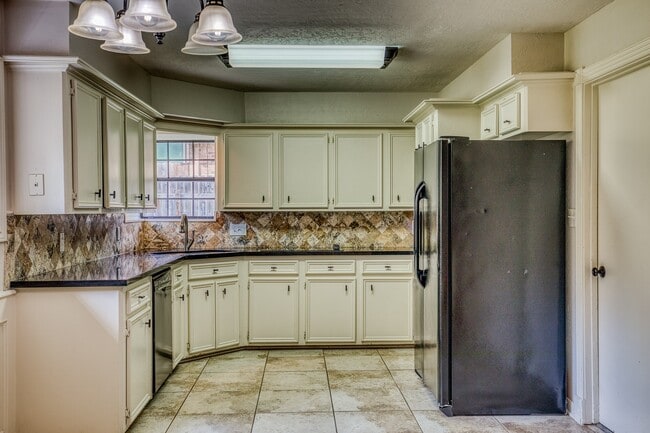 Building Photo - 216 Duerr Dr