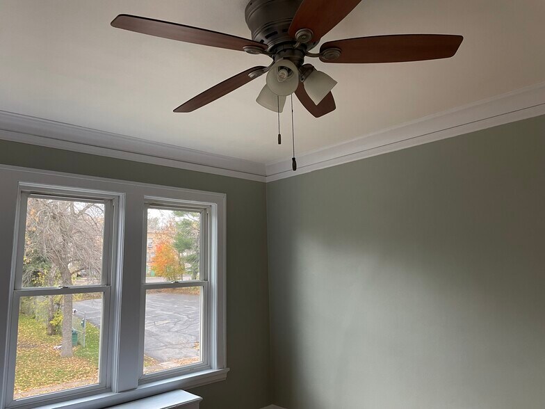 Building Photo - 320 E 5th St