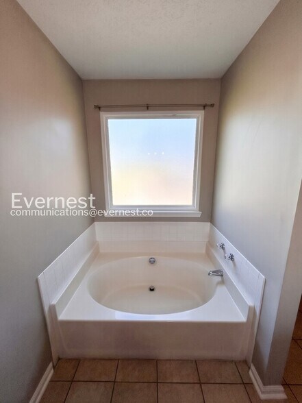 Building Photo - 608 Doral Pointe