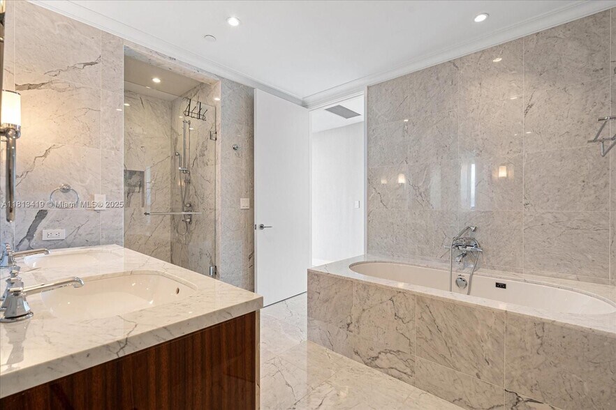 Building Photo - 15701 Collins Ave