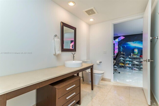 Building Photo - 495 Brickell Ave