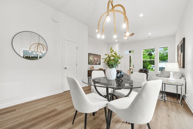 Building Photo - 1223 Oakland Dr SW